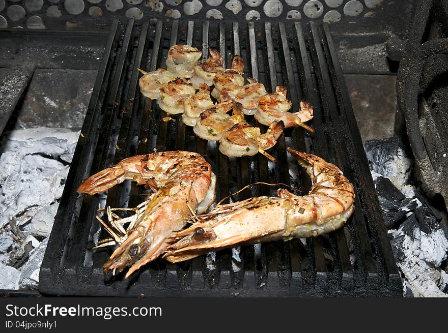 Cooking shrimp on the grill