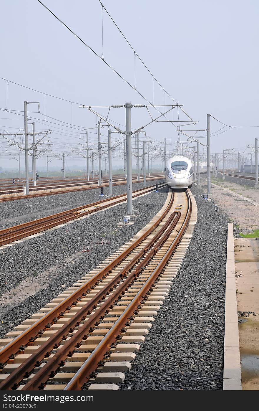 High-Speed Train is coming，which taken in Jinan Railway Station