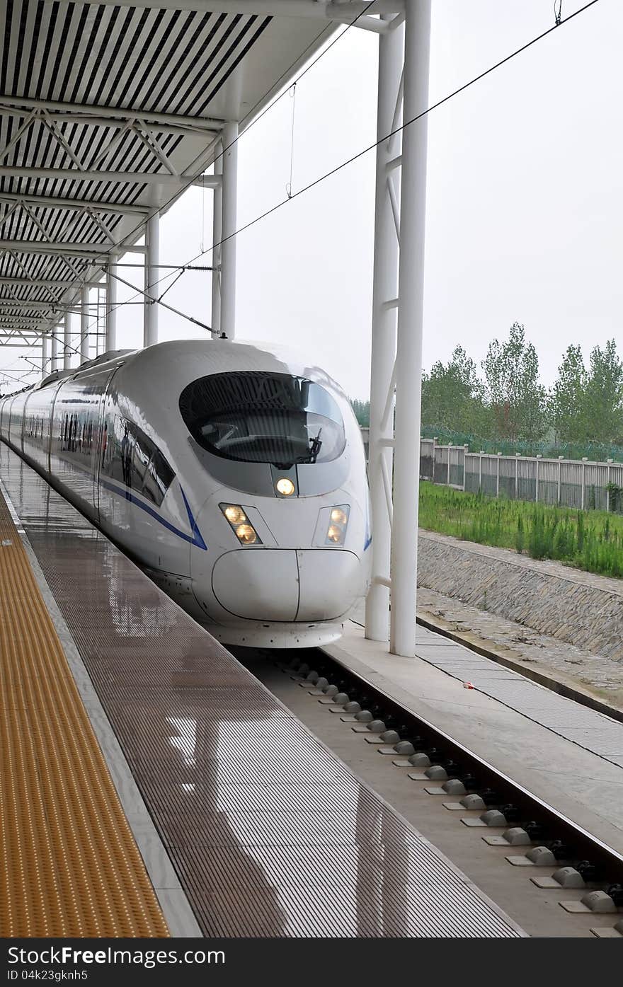 High-Speed Train is coming，which taken in Jinan Railway Station