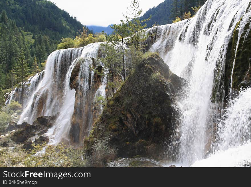 Jiuzhaigou Locates in Nanping County, Aba Tibetan-Qiang Autonomous Prefecture, Jiuzhaigou Ravine stretches 80 kilometers in one direction and takes up an area of more than 60,000 hectares. The area consists of six scenic spots——Changhai, Jianyan, Nuorilang, Shuzheng, Zharu and Heihai. It becomes a world renowned scenic spot because of its diversity in natural scenery which includes snowy peaks, double waterfalls, colorful forests and green sea. Furthermore, Tibetan customs are another attraction. It was listed as a world heritage site in 1992. Jiuzhaigou Locates in Nanping County, Aba Tibetan-Qiang Autonomous Prefecture, Jiuzhaigou Ravine stretches 80 kilometers in one direction and takes up an area of more than 60,000 hectares. The area consists of six scenic spots——Changhai, Jianyan, Nuorilang, Shuzheng, Zharu and Heihai. It becomes a world renowned scenic spot because of its diversity in natural scenery which includes snowy peaks, double waterfalls, colorful forests and green sea. Furthermore, Tibetan customs are another attraction. It was listed as a world heritage site in 1992.