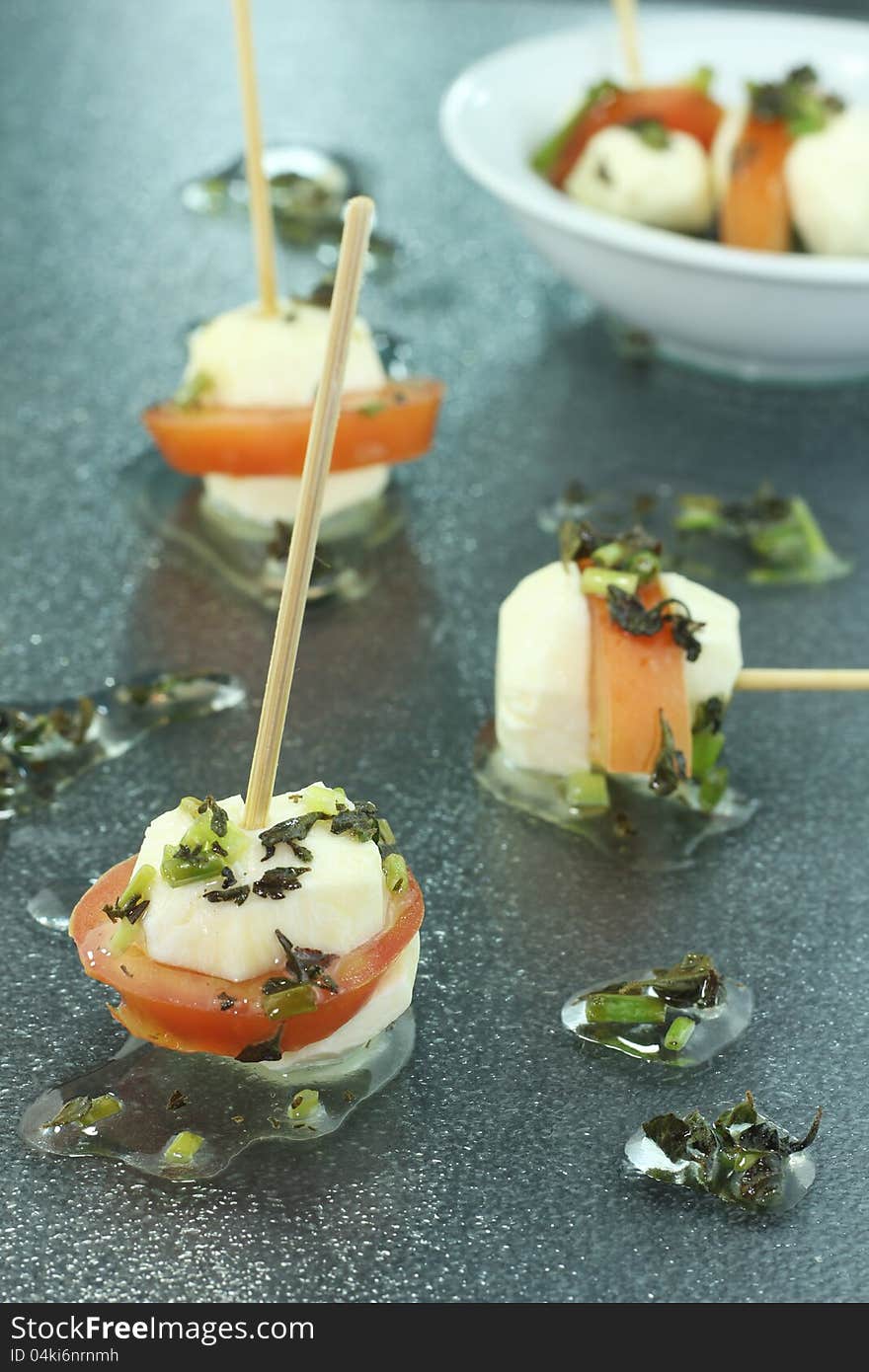 Cheese skewers seasoned with olive oil and aromatic herbs