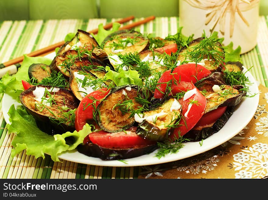 Fried eggplants with tomatoes, dill and lettuce