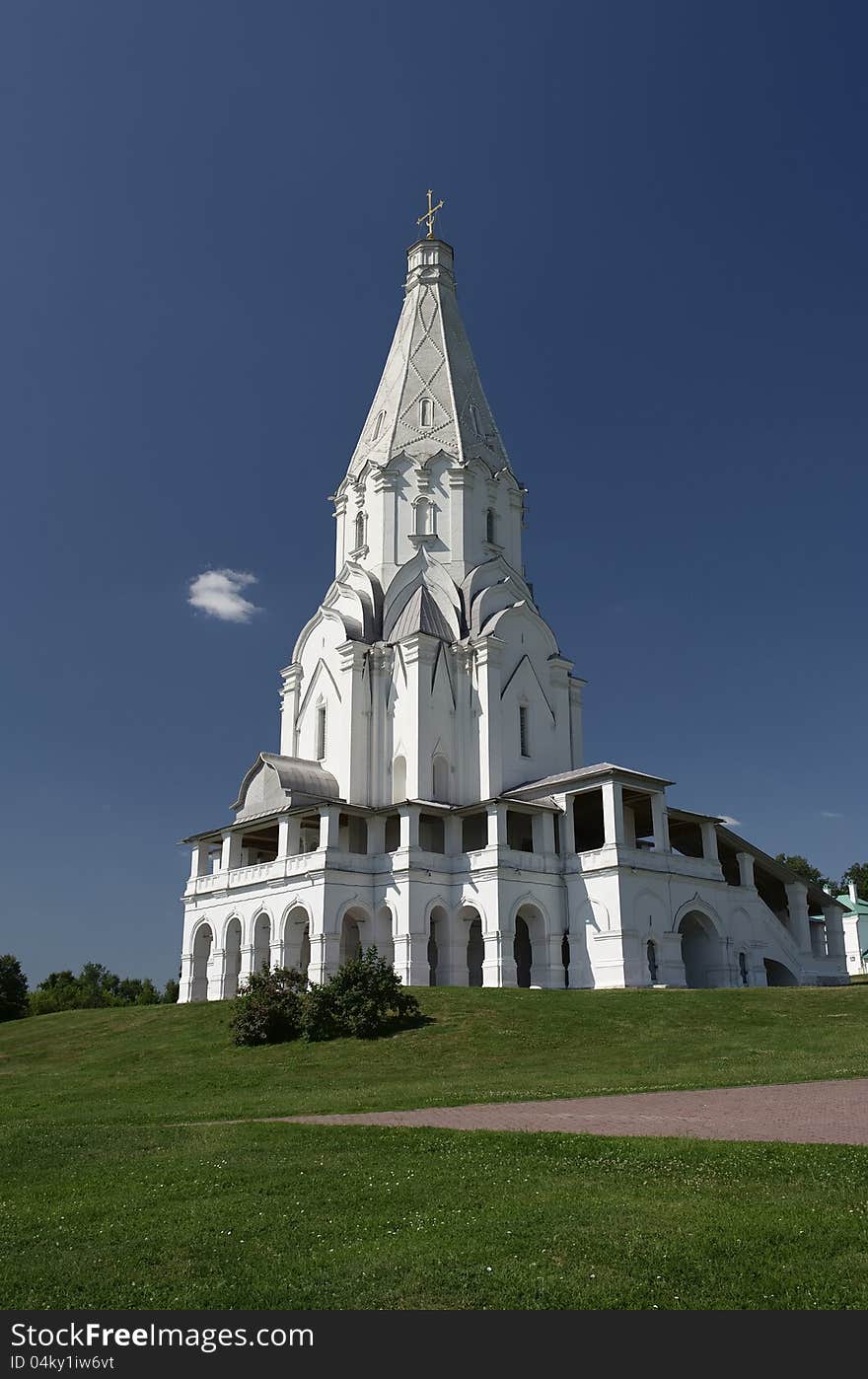 It is erected in Kolomenskoe in 1528 -1532 (allegedly Italian architect Peter Frantsizskom Hannibal, according to Russian chronicles by Peter Fryazin or Petrok Malym) on the right coast of the Moskva River. Ktitor of the temple � grand duke Moscow Vasily III. It is erected in Kolomenskoe in 1528 -1532 (allegedly Italian architect Peter Frantsizskom Hannibal, according to Russian chronicles by Peter Fryazin or Petrok Malym) on the right coast of the Moskva River. Ktitor of the temple � grand duke Moscow Vasily III.