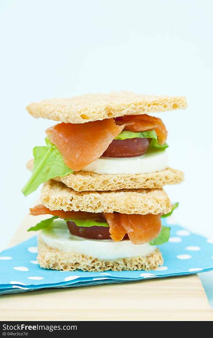 Cracker sandwich with smoked salmon