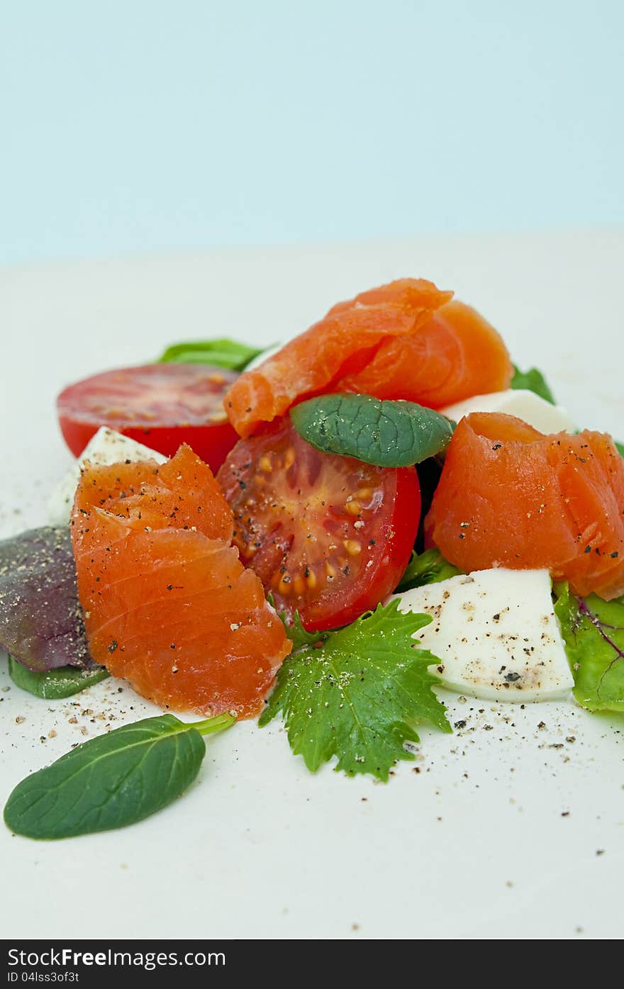 Salad with smoked salmon, mozzarella and tomatoes