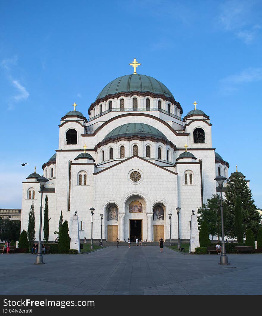 Temple of St. Sava behind the beautiful fountains letnjei Twilight. Temple of St. Sava behind the beautiful fountains letnjei Twilight