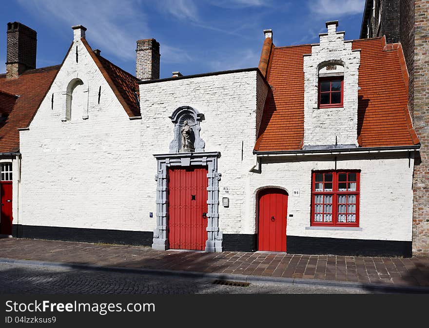 Almshouses were in the 14th century founded by wealthy citizens or guilds. Almshouses were in the 14th century founded by wealthy citizens or guilds.