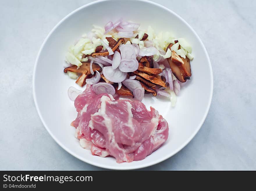 PORK MUSHROOM ONION AND GARLIC IN WHIYE BOWL. PORK MUSHROOM ONION AND GARLIC IN WHIYE BOWL