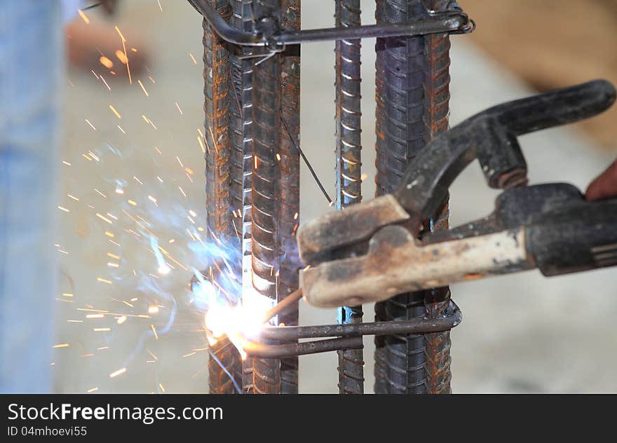 Welding metal with sparkle And glare