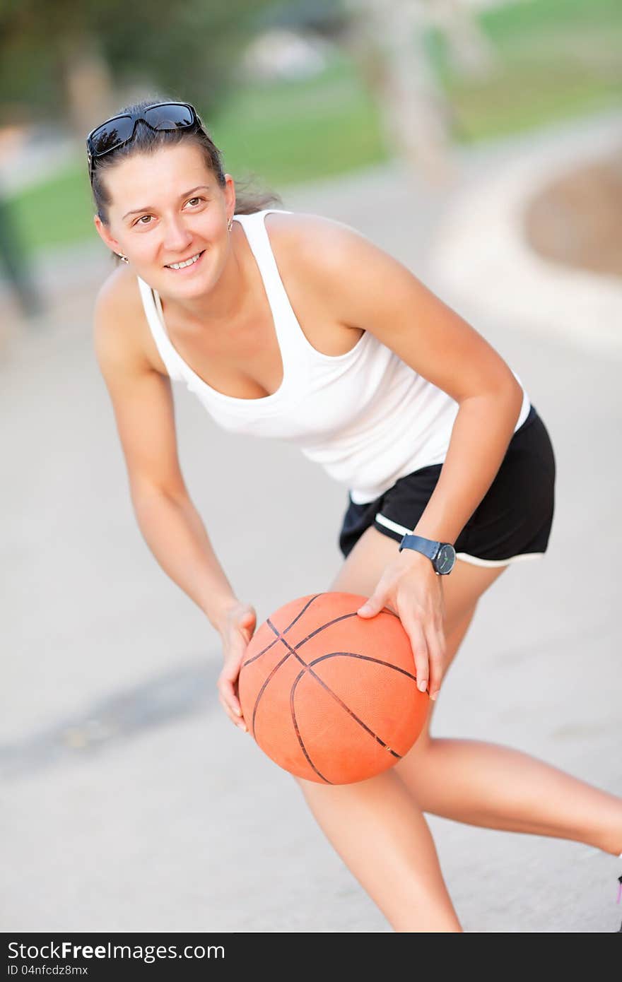 Athlete with the ball played basketball in park