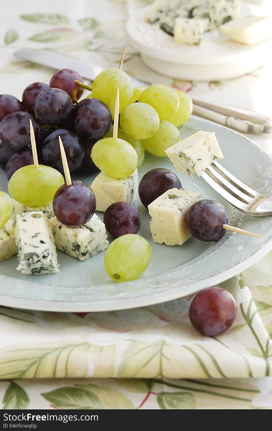 Plate of blue cheese and grapes for a small snack