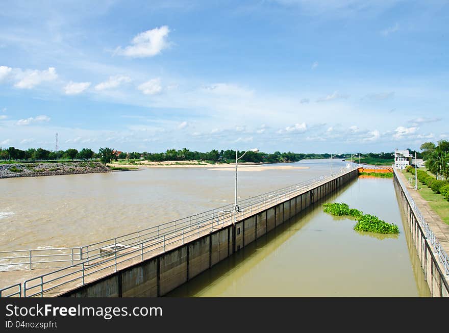 Channels can be adjusted to the level water for boat passes through the dam. Channels can be adjusted to the level water for boat passes through the dam.