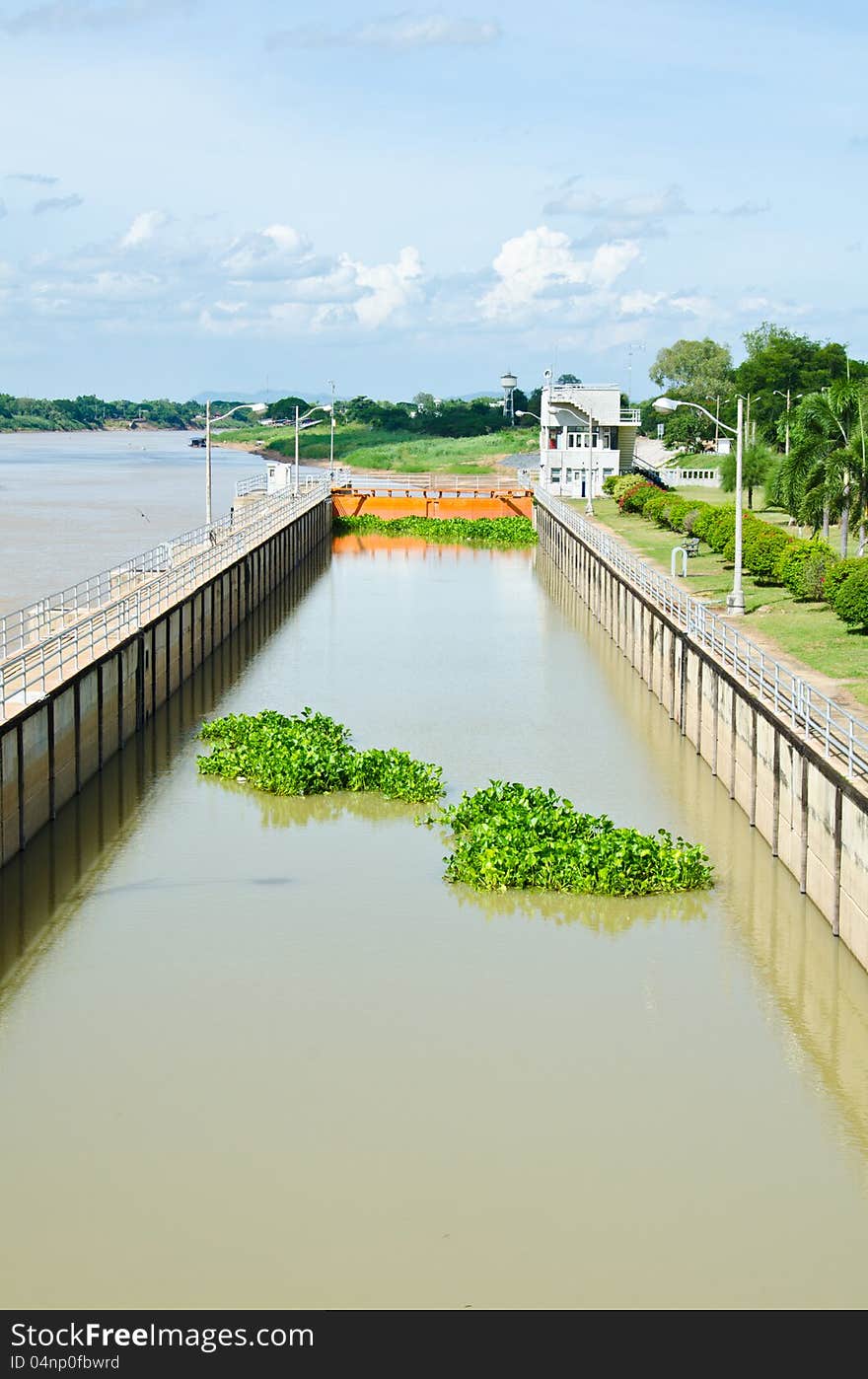 Channels can be adjusted to the level water for boat passes through the dam. Channels can be adjusted to the level water for boat passes through the dam.