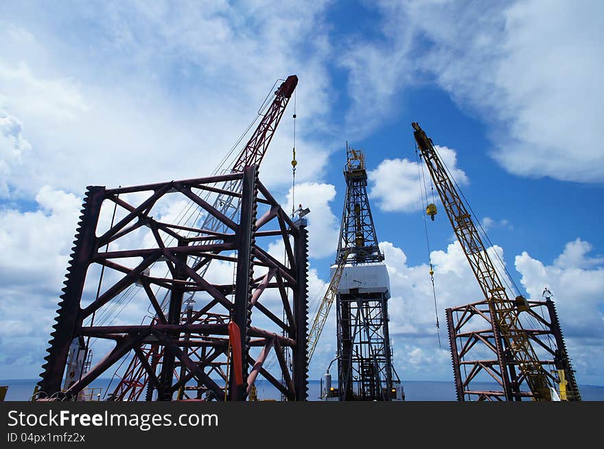 Jack Up Offshore Drilling Rig With Rig Cranes in The Middle of Ocean