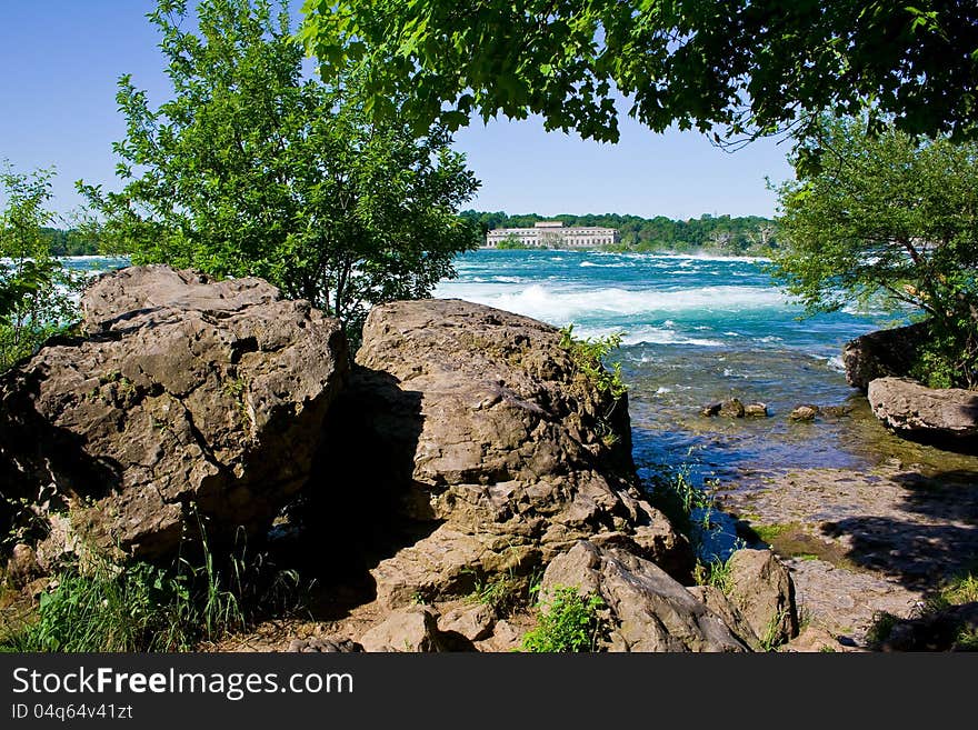 Looking at the Niagara river from a point just above the falls.