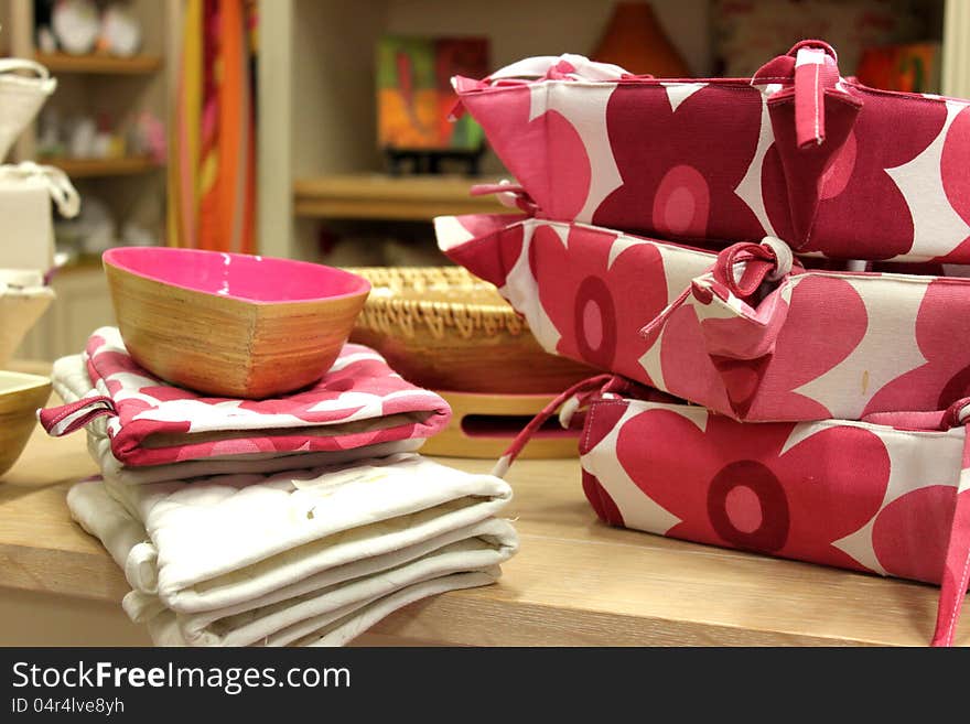 Bowl and colored napkins