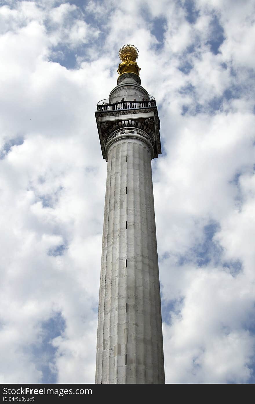 Commemorating the start of the Great Fire of London in 1666, the column's height is the exact distance from the bakery where the fire began in Pudding Lane. Commemorating the start of the Great Fire of London in 1666, the column's height is the exact distance from the bakery where the fire began in Pudding Lane