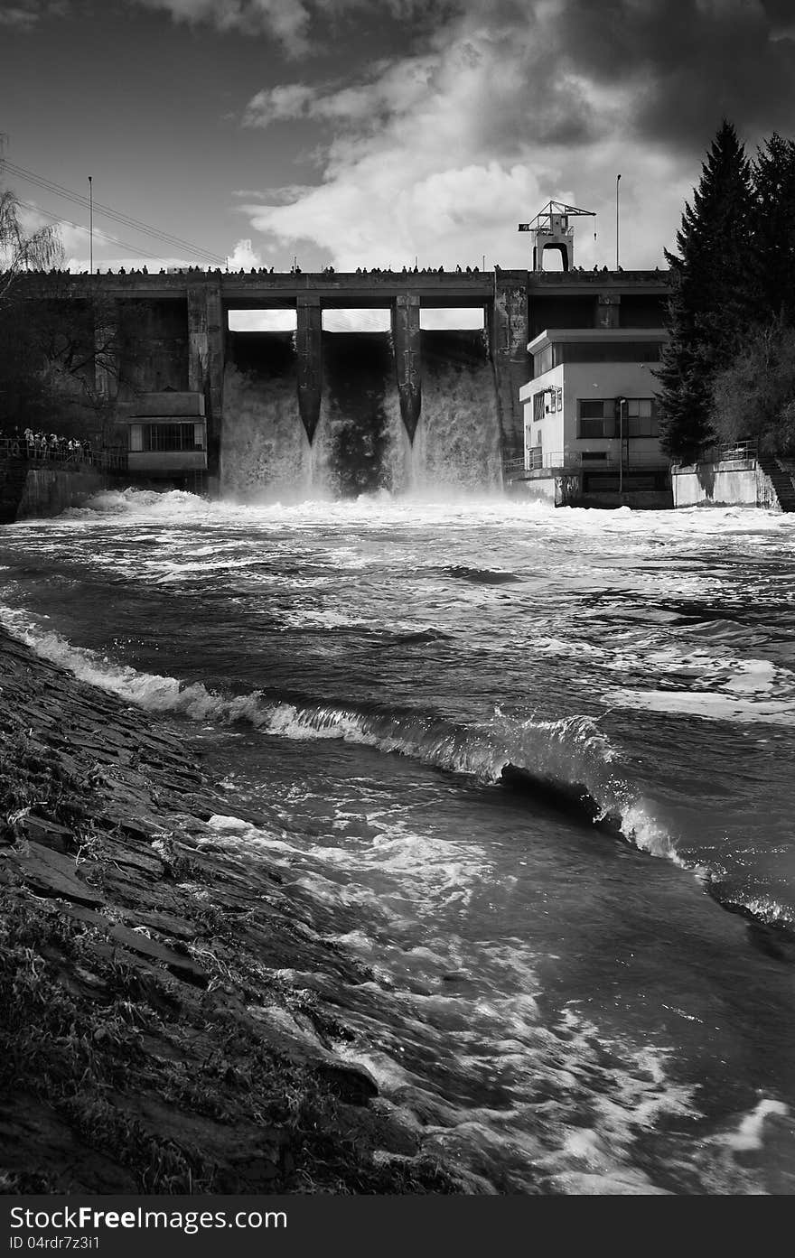 A little dam with open floodgates