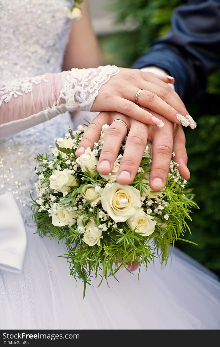 Hands on the wedding bouquet