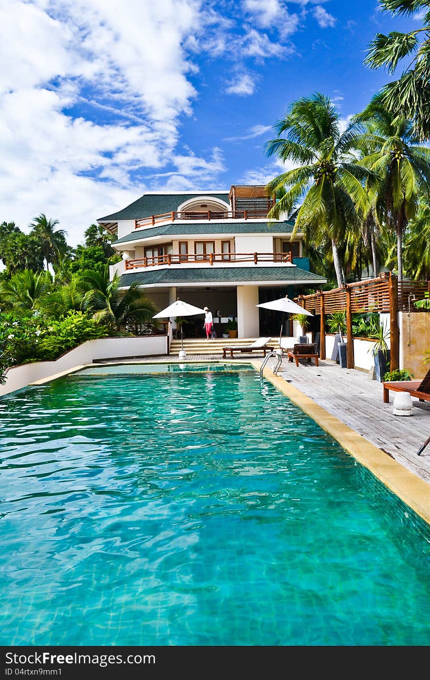 House resort with a swimming pool