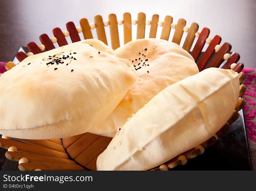 Basket with lite wight bread