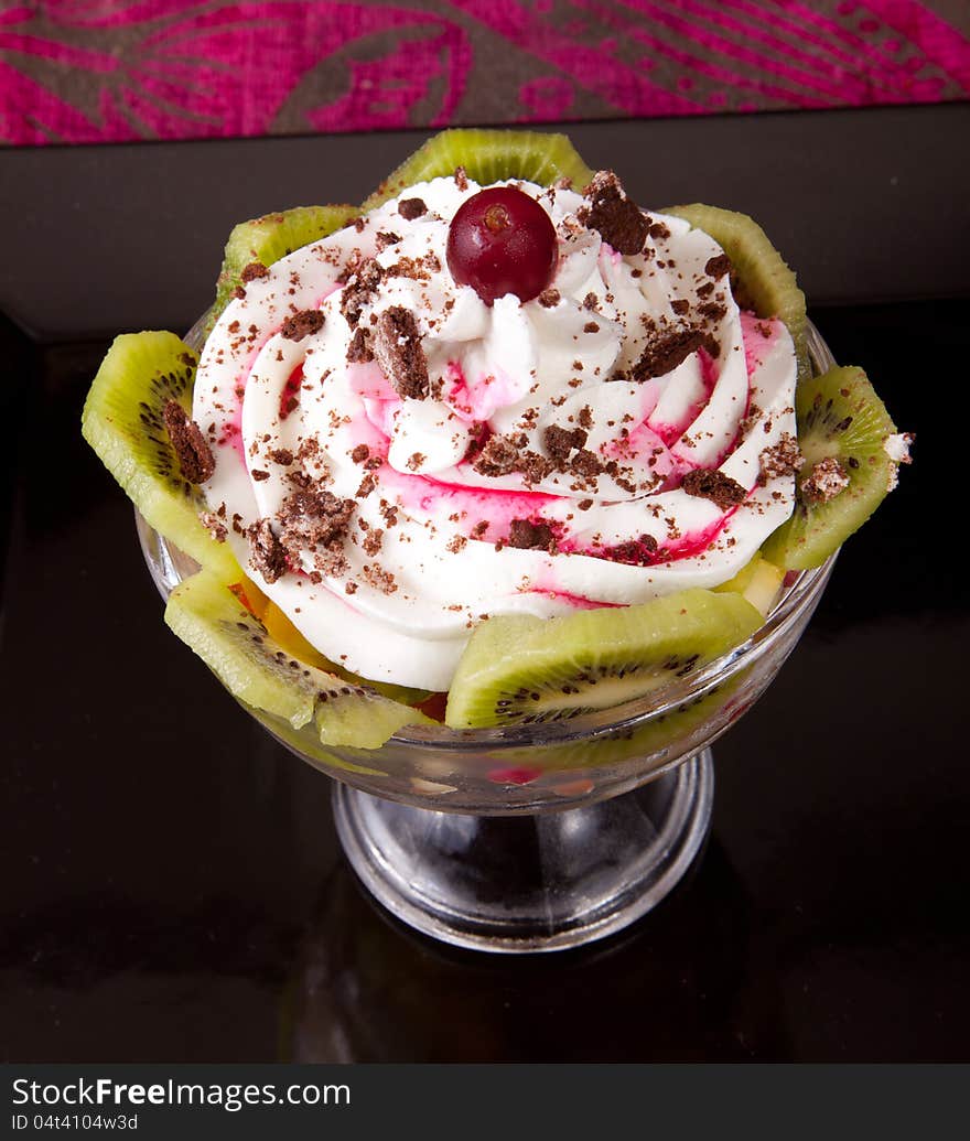 Vanilla ice cream with chocolate sauce and curls in cup