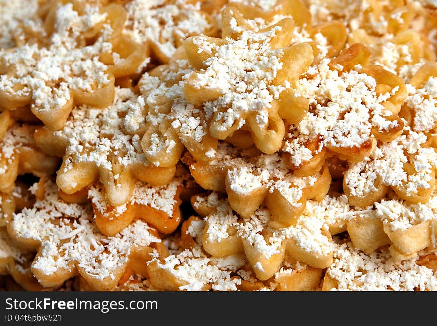 Grated cheese cake arranged on plateau