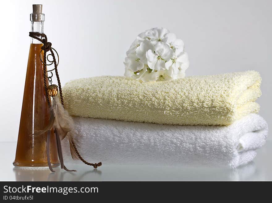 Fragrance bath and towels decorated with a flower.