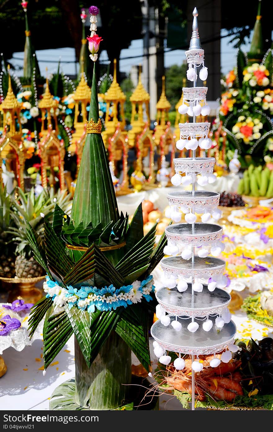 Silver tiered and banana leaves craft. Silver tiered and banana leaves craft.