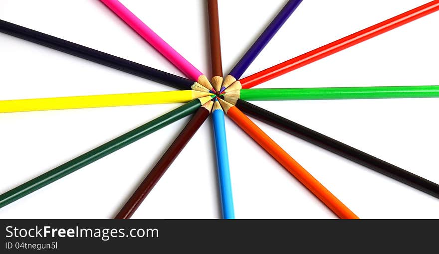 Color pencils laid out in the form of wheel spokes