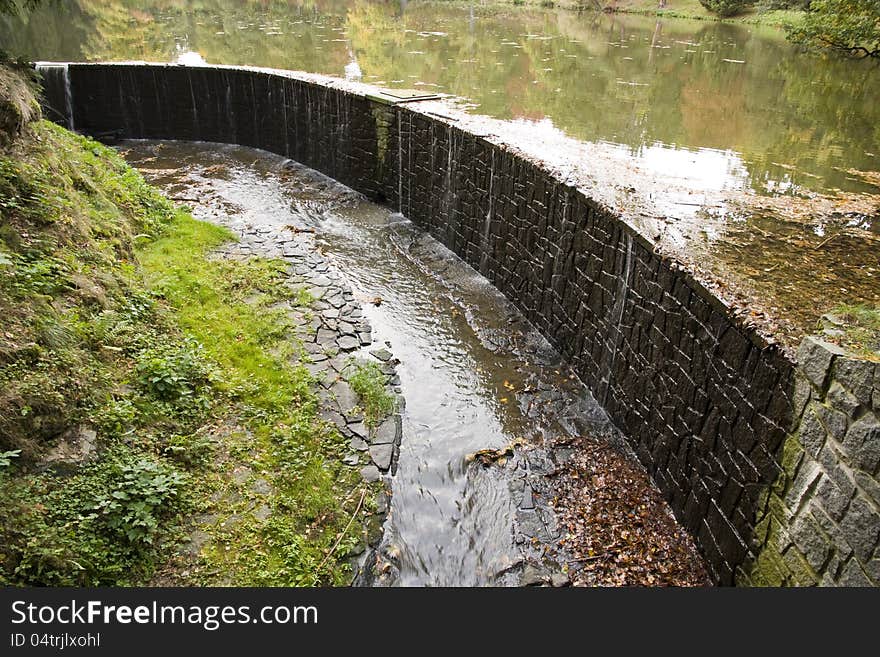 Artificial dam