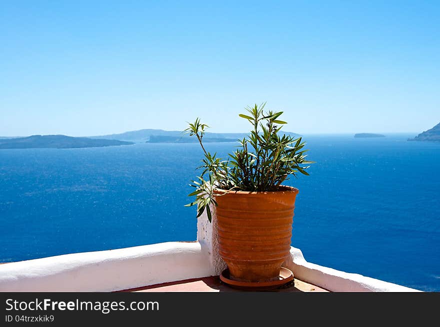 With the white terraces of Santorini offers magnificent views of the sea and the caldera. With the white terraces of Santorini offers magnificent views of the sea and the caldera.