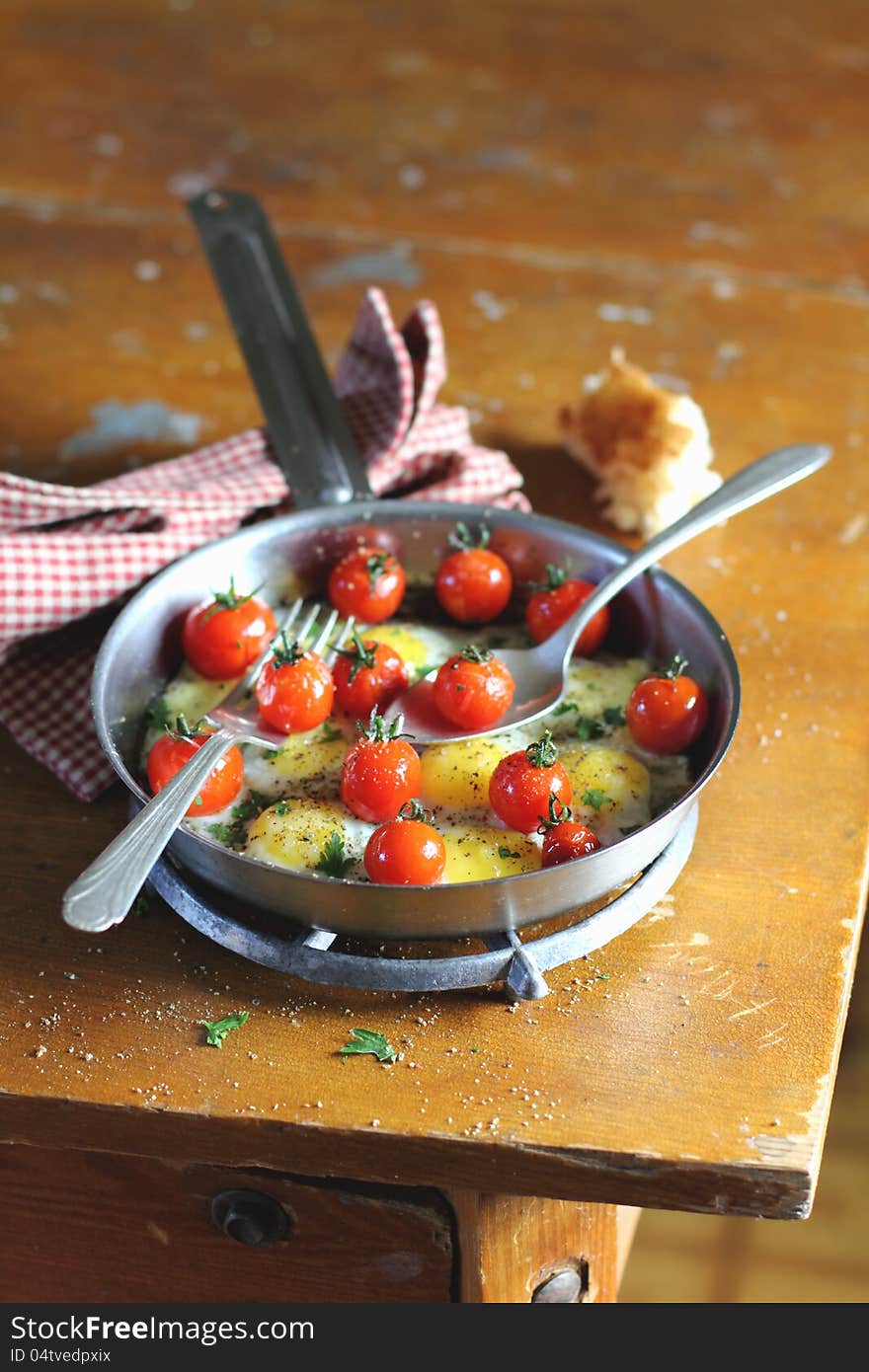 Fried quail eggs with tomatoes and mozzarela