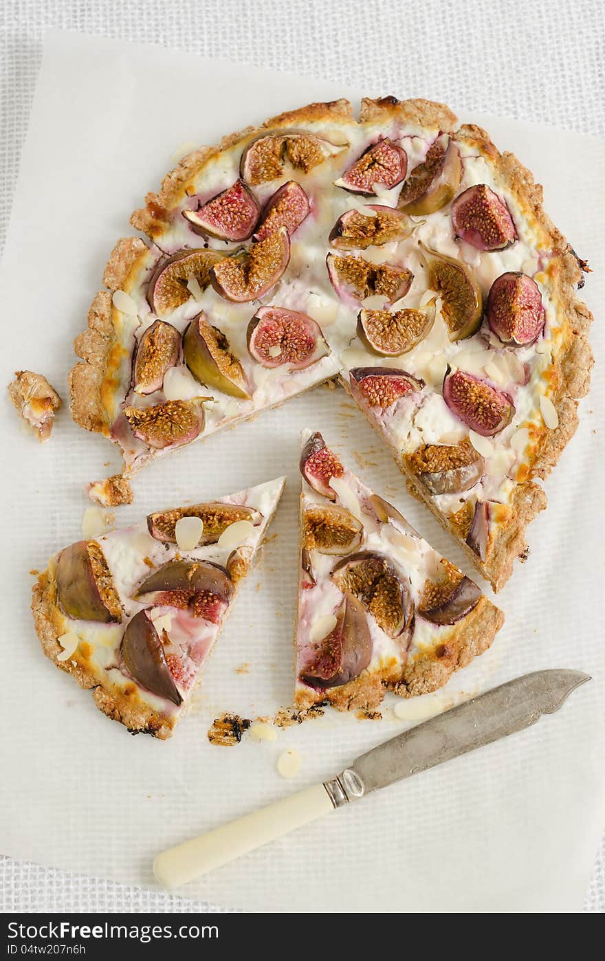 Tart with figs and goat cheese