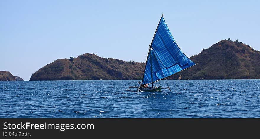 A fisherman return on sailboat