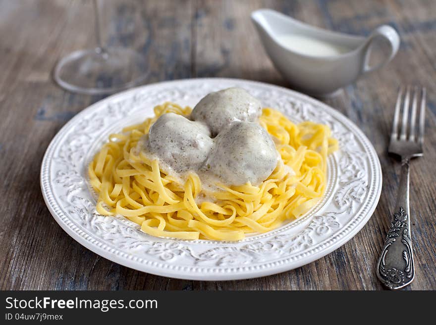 Meatballs with tagliatelli and white sauce