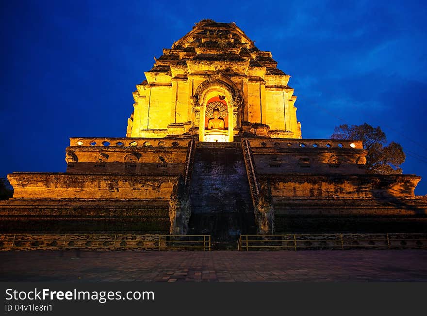 Wat Chedi Luang in the evening.