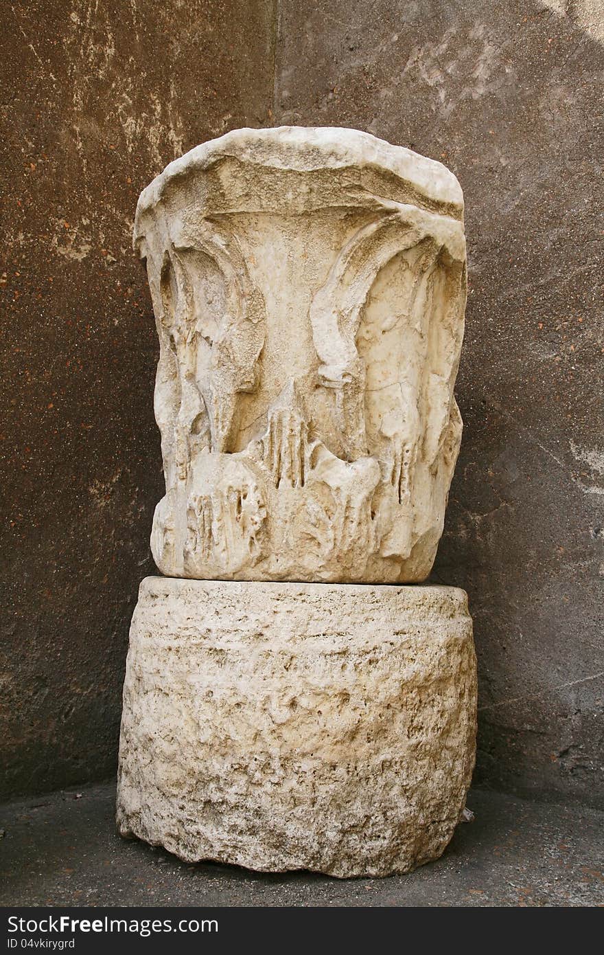 Porch ottavia capital details - Rome