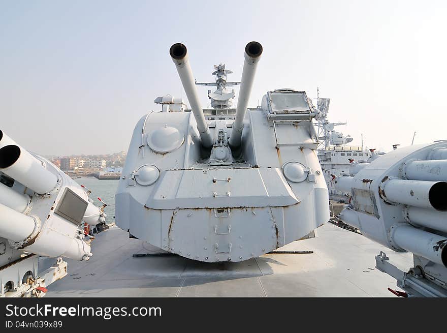 The main guns on the destroyer，which taken in the Chinese Navy Museum. The main guns on the destroyer，which taken in the Chinese Navy Museum