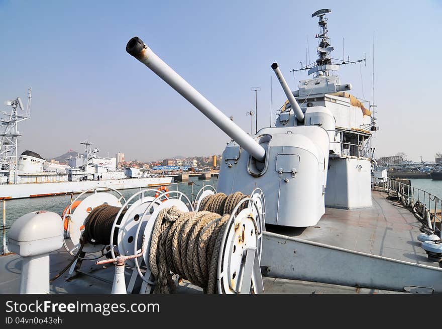 The main guns on the destroyer，which taken in the Chinese Navy Museum. The main guns on the destroyer，which taken in the Chinese Navy Museum