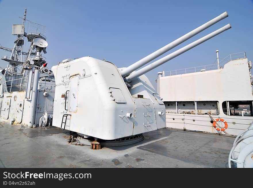 The   gun  on the destroyer，which taken in the Chinese Navy Museum. The   gun  on the destroyer，which taken in the Chinese Navy Museum