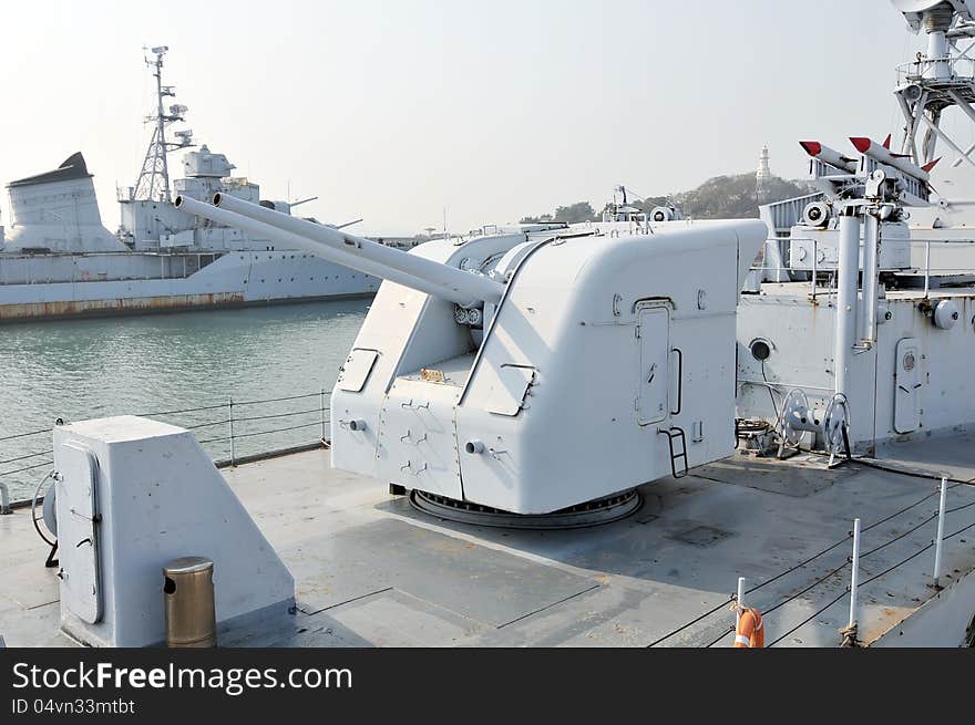 The main guns on the destroyer，which taken in the Chinese Navy Museum. The main guns on the destroyer，which taken in the Chinese Navy Museum