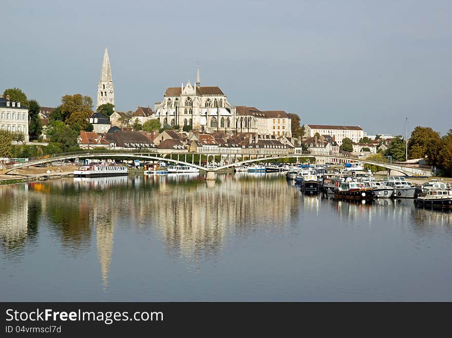 Bank of the river Yonne to Auxerre &x28;Burgundy&x29