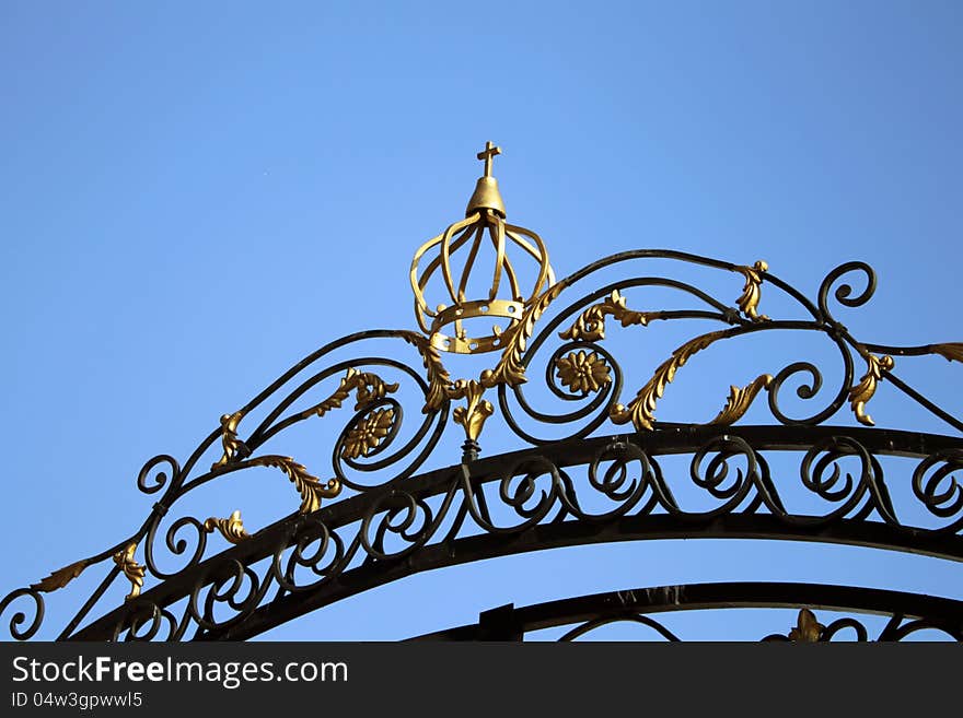 Wrought decoration in the form of the crowns on the gate