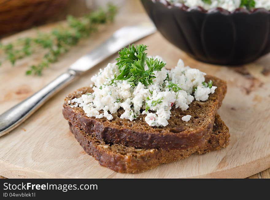 Pate of cottage cheese with herbs