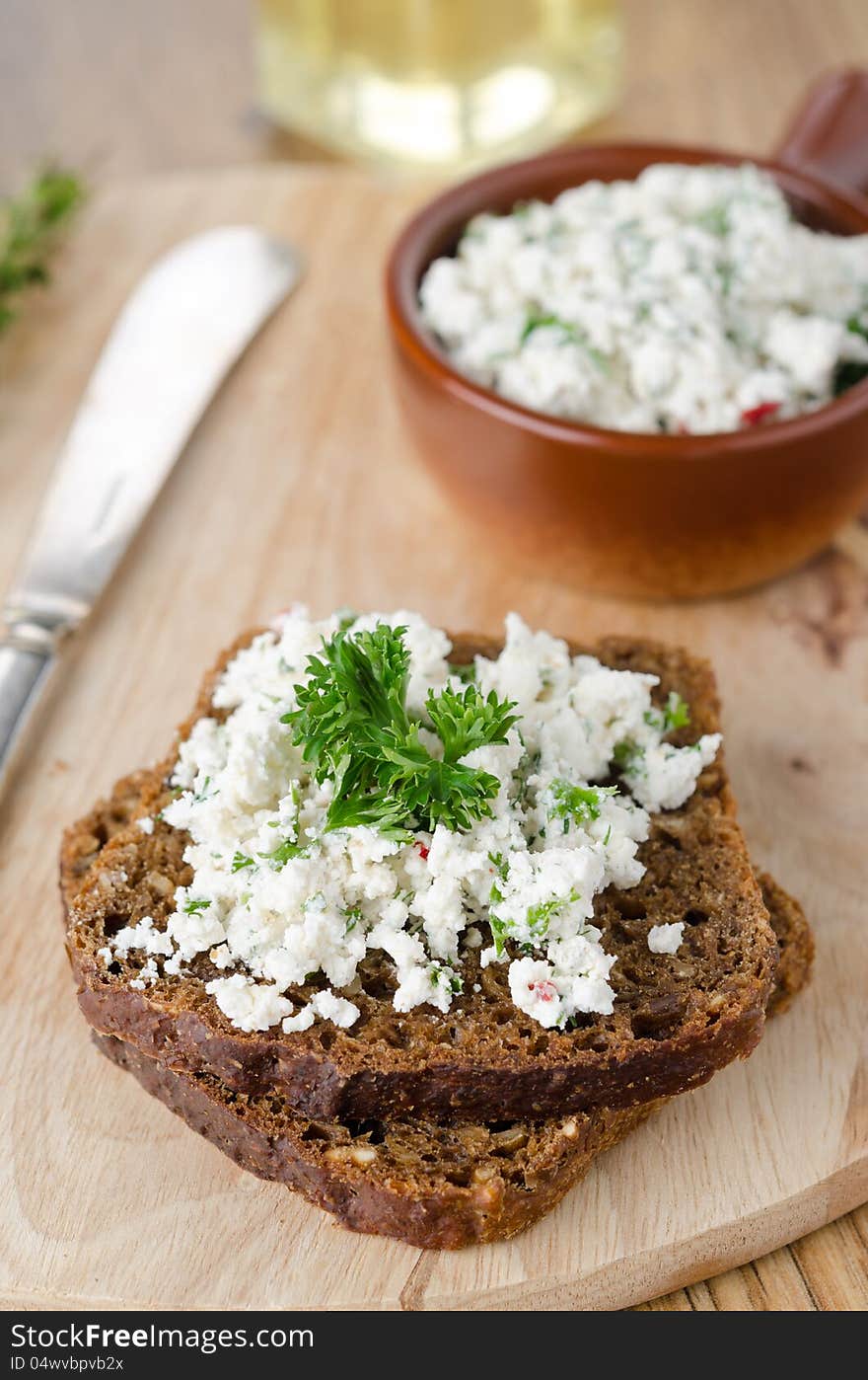 Pate of cottage cheese with herbs