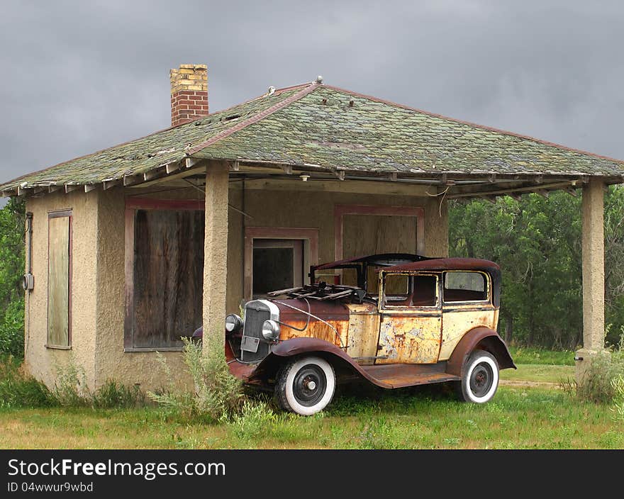 Old vintage car by a small building