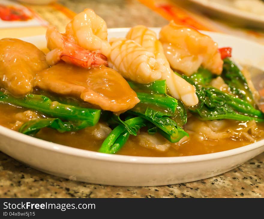 Fried noodle in thick gravy