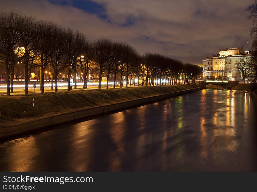 The river in the night city