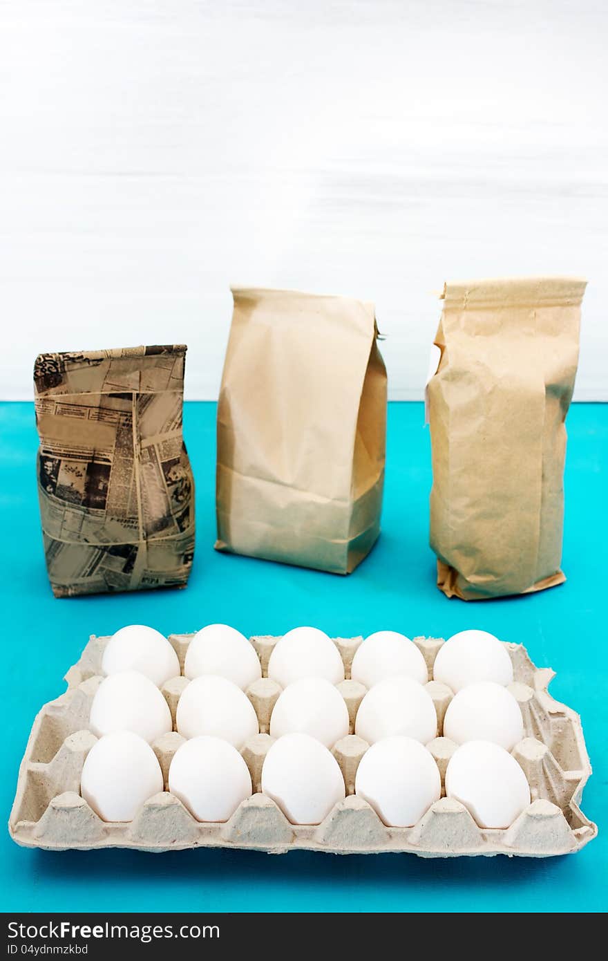 Egg set with three paper packs